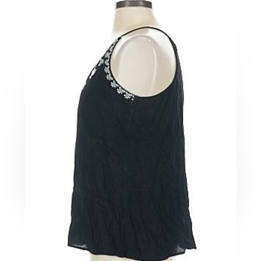 Elegant Black Floral Camisole - Picture 4 of 6